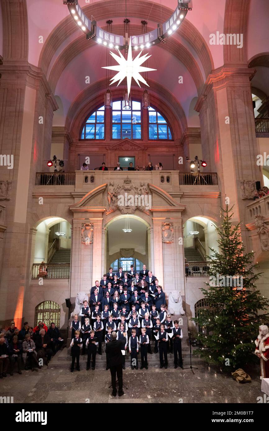 Dresden, Germany. 05th Dec, 2022. The Boys' Choir of the Heinrich Schütz Conservatory Dresden sings on the occasion of the traditional Advent Singing in the Saxon State Chancellery. Credit: Sebastian Kahnert/dpa/Alamy Live News Stock Photo