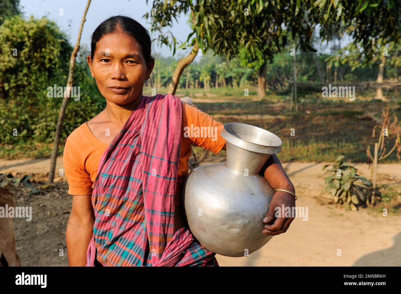 BANGLADESH, Madhupur, Garo people, Garo woman carry water pot / Bangladesch, Region Madhupur, Garo Volksgruppe, Garos sind eine christliche u. ethnische Minderheit , Garo Frau im Dorf Idilpur Stock Photo