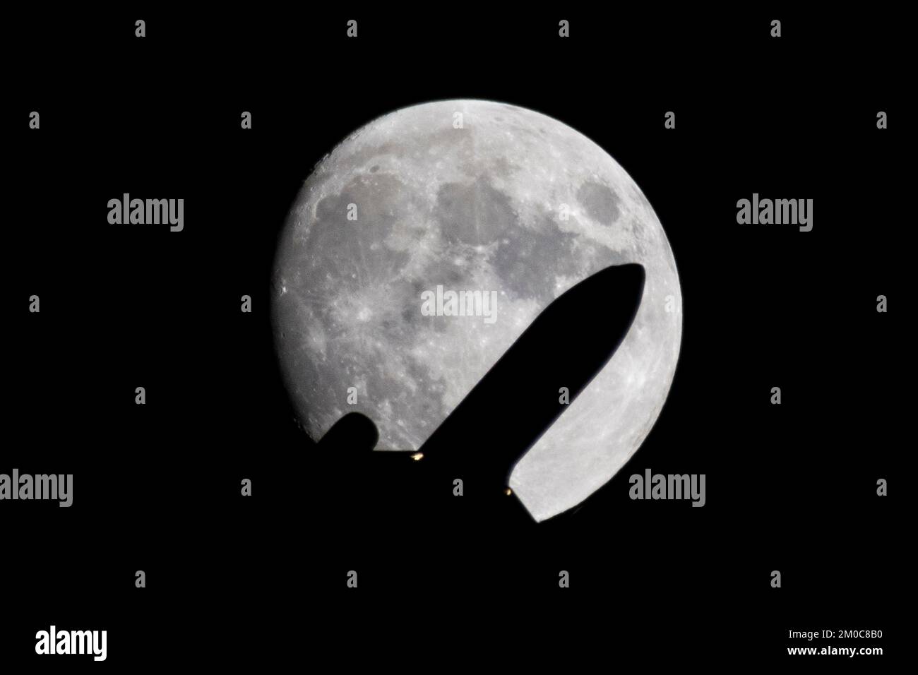 London, UK. 5 December 2022. UK Weather A airplane en route to