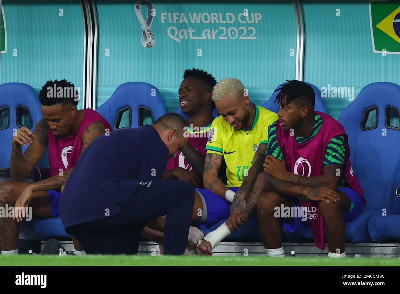 Doha, Qatar. 05th Dec, 2022. Soccer, World Cup, Brazil - South Korea, final round, round of 16, stadium 974, Brazil's Neymar (2vr) sits on the bench after his substitution. Credit: Tom Weller/dpa/Alamy Live News Stock Photo
