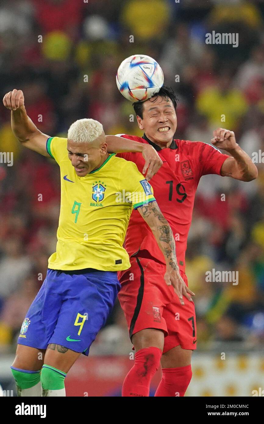 Doha, Qatar. 05th Dec, 2022. Stadium 974 DOHA, QATAR - DECEMBER 5: Player of Brazil Richarlison fights for the ball with player of South Korea Kim Young-gwon during the FIFA World Cup Qatar 2022 Round of 16 match between Brazil and South Korea at Stadium 974 on December 5, 2022 in Doha, Qatar. (Photo by Florencia Tan Jun/PxImages) (Florencia Tan Jun/SPP) Credit: SPP Sport Press Photo. /Alamy Live News Stock Photo