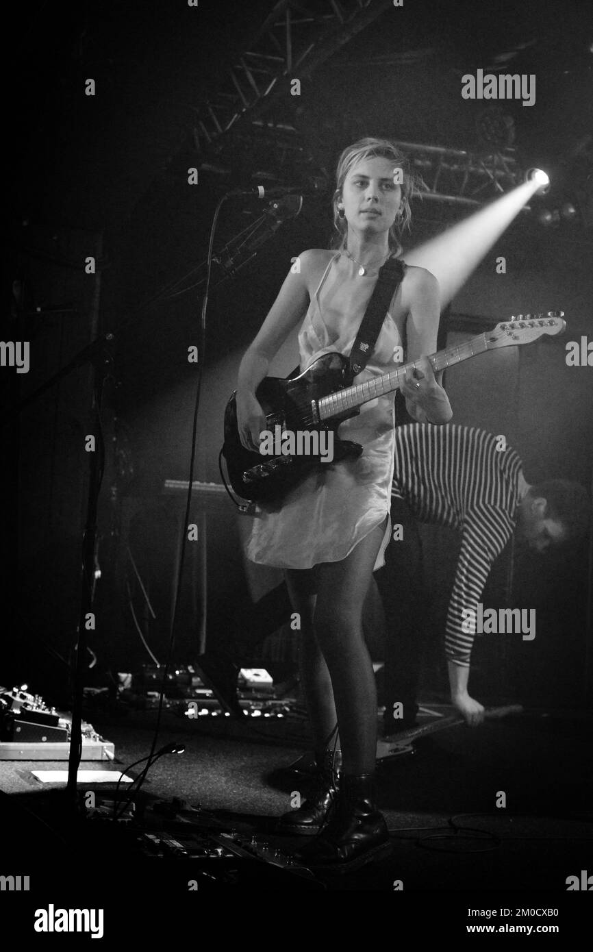 Ellie rowsell band wolf alice hi-res stock photography and images - Alamy