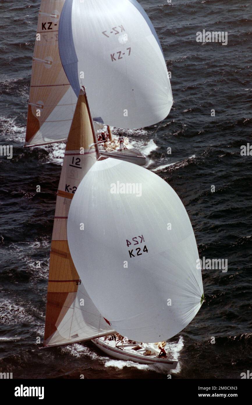 AJAXNETPHOTO. OCT, 1986. FREMANTLE, AUSTRALIA. -AMERICA'S CUP - LOUIS VUITTON CUP - CHALLENGER ELIMINATIONS - WHITE CRUSADER (GB ) ON GAGE ROADS CHASED BY NEW ZEALAND'S KIWI MAGIC KZ-7. PHOTO:JONATHAN EASTLAND/AJAX. REF:1321091 1097 Stock Photo