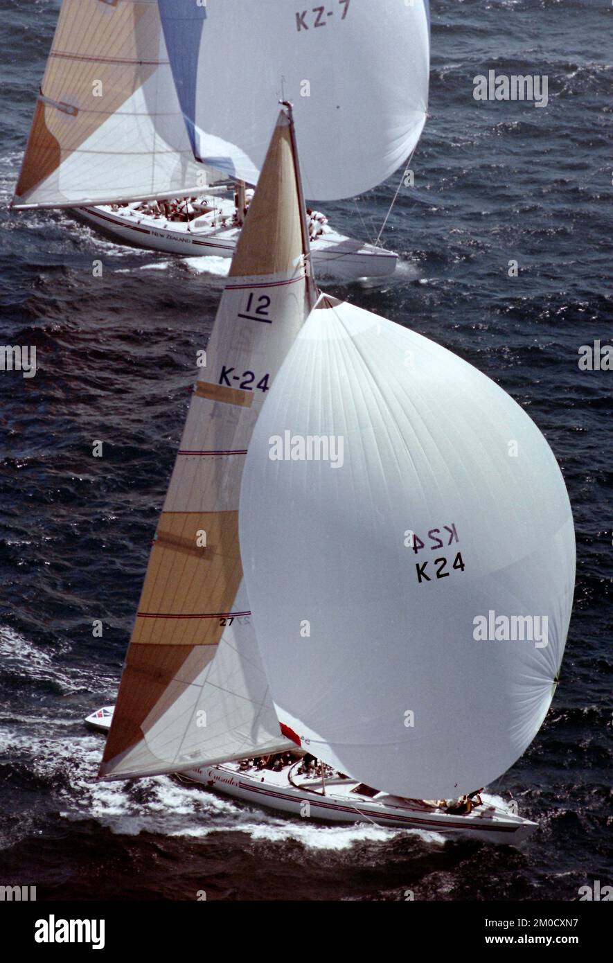AJAXNETPHOTO. OCT, 1986. FREMANTLE, AUSTRALIA. -AMERICA'S CUP - LOUIS VUITTON CUP - CHALLENGER ELIMINATIONS - WHITE CRUSADER (GB ) ON GAGE ROADS CHASED BY NEW ZEALAND'S KIWI MAGIC KZ-7. PHOTO:JONATHAN EASTLAND/AJAX. REF:1321091 1106 Stock Photo