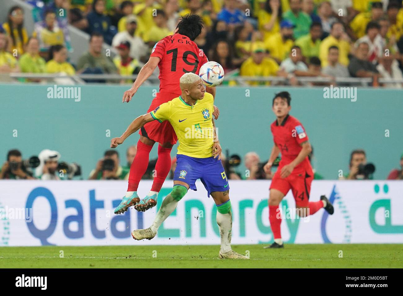 Doha, Qatar. 05th Dec, 2022. Stadium 974 DOHA, QATAR - DECEMBER 5: Player of Brazil Richarlison fights for the ball with player of South Korea Kim Young-gwon during the FIFA World Cup Qatar 2022 Round of 16 match between Brazil and South Korea at Stadium 974 on December 5, 2022 in Doha, Qatar. (Photo by Florencia Tan Jun/PxImages) (Florencia Tan Jun/SPP) Credit: SPP Sport Press Photo. /Alamy Live News Stock Photo