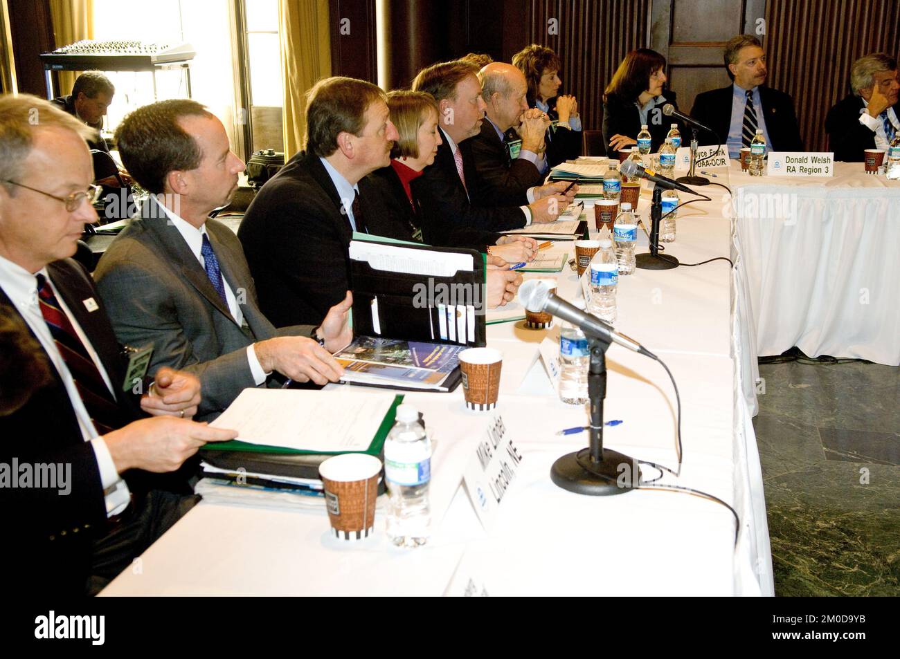 Round table discussions hi-res stock photography and images - Alamy