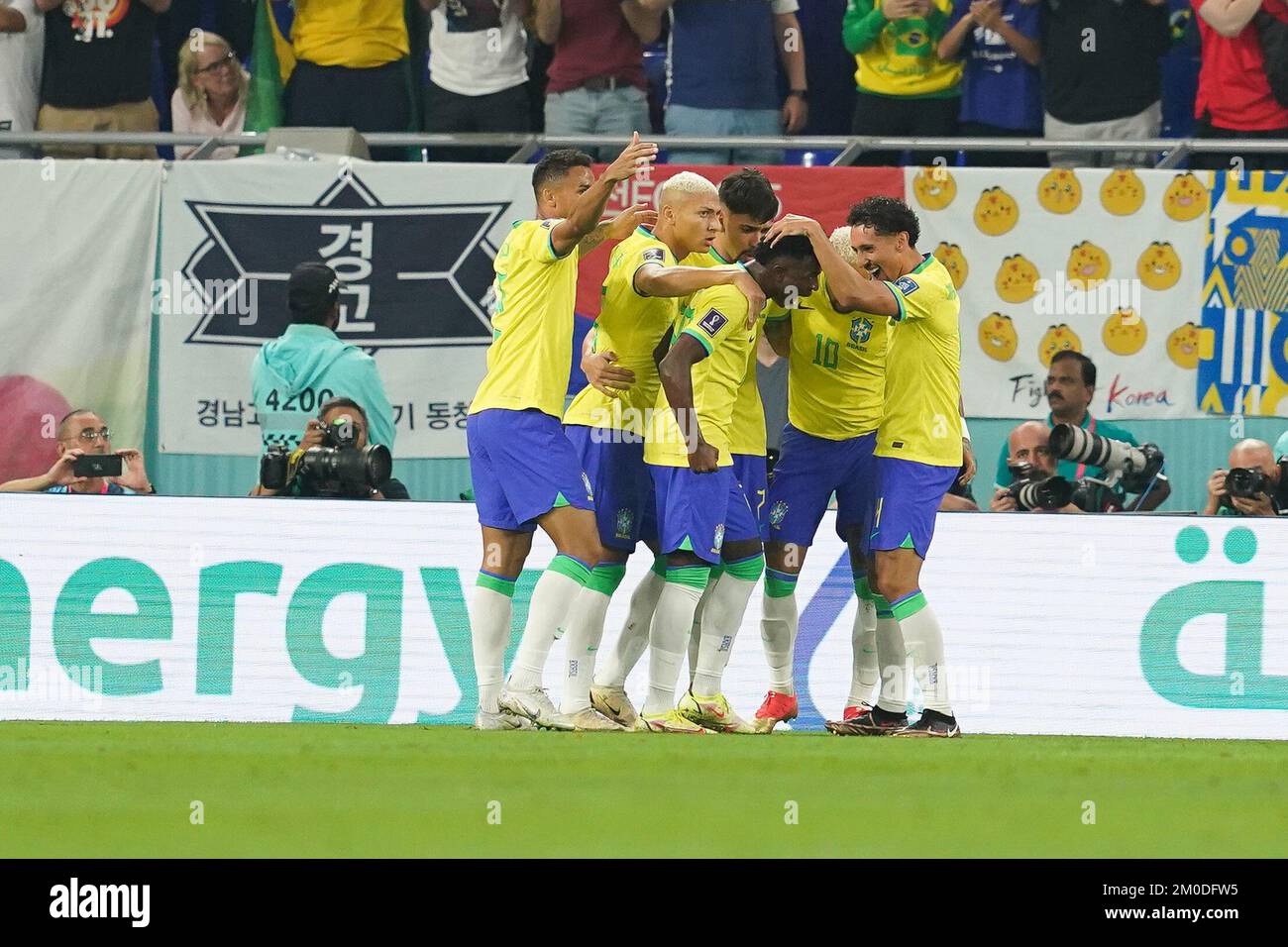 DOHA, QATAR - DECEMBER 5: Player of Brazil Vinícius Júnior celebrates with this teammates Marquinhos, Lucas Paquetá, Danilo, Richarlison and Neymar after scoring a goal fights for the ball with player of South Korea during the FIFA World Cup Qatar 2022 Round of 16 match between Brazil and South Korea at Stadium 974 on December 5, 2022 in Doha, Qatar. (Photo by Florencia Tan Jun/PxImages) Stock Photo