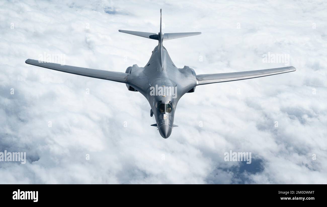 A U.S. Air Force B-1B Lancer assigned to the 37th Expeditionary Bomb Squadron flies over the Pacific Ocean, Nov. 19, 2022. Aerial operations contribute to Joint Force lethality and help deter aggression in the Indo-Pacific by demonstrating the U.S. Air Force’s ability to operate anywhere in the world in support of the National Defense Strategy. (U.S. Air Force photo by Senior Airman Jessi Roth) Stock Photo