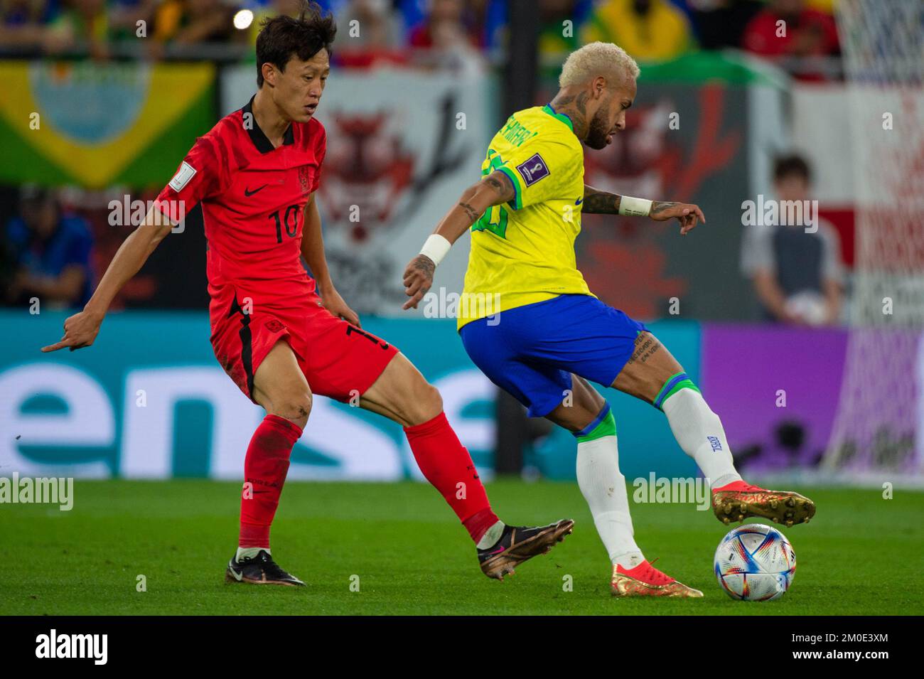 Doha, Qatar. 05th Dec, 2022. Neymar of Brazil and Jeasung Lee of Korea Republic during the FIFA World Cup Qatar 2022 Round of 16 match between Brazil and Korea Republic at 974 Stadium in Doha, Qatar on December 5, 2022 (Photo by Andrew Surma/ Credit: Sipa USA/Alamy Live News Stock Photo