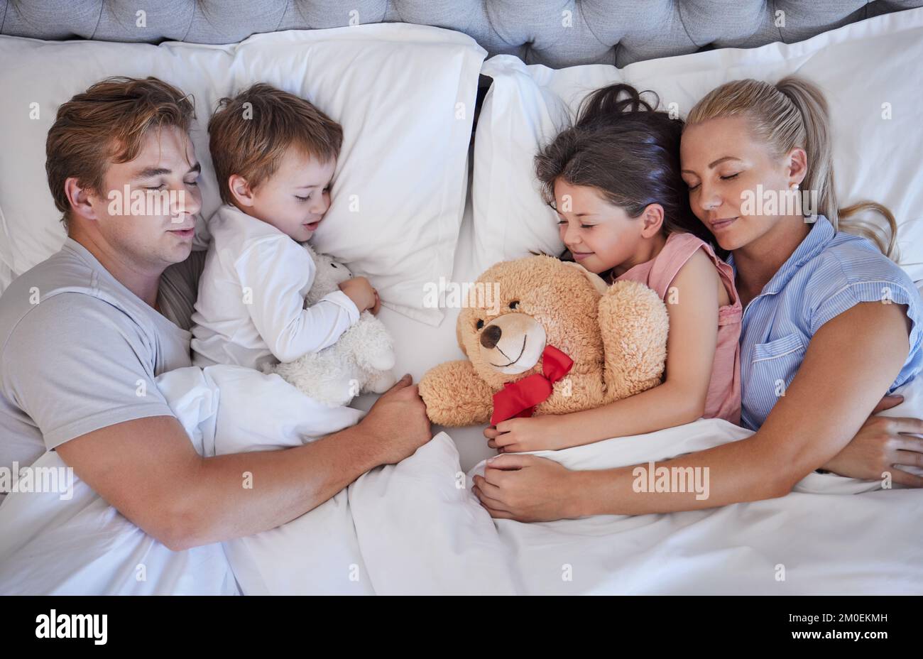Baby sleeping between parents Outlet
