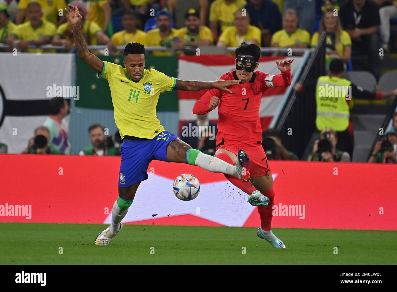 EDER MILITAO (BRA), action, duels versus SON Heungmin (KOR). Round of 16, Round of Sixteen, Game 54, Brazil (BRA) - South Korea (KOR) on December 5th, 2022, Stadium 974 Football World Cup 20122 in Qatar from November 20th. - 18.12.2022 ? Stock Photo