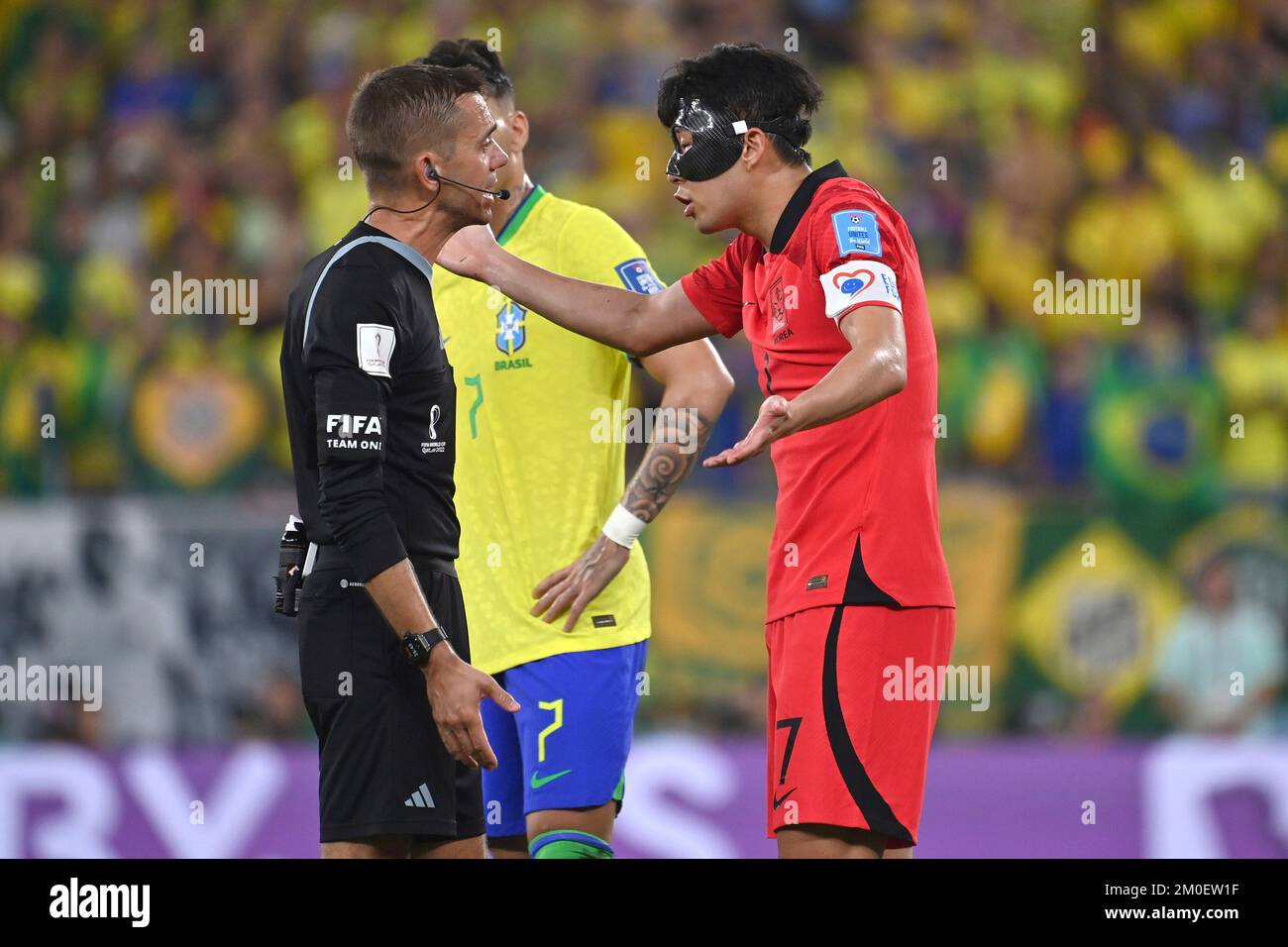 SON Heungmin (KOR) discussed with referee Clement TURPIN. Round of 16, Round of Sixteen, Game 54, Brazil (BRA) - South Korea (KOR) on December 5th, 2022, Stadium 974 Football World Cup 20122 in Qatar from November 20th. - 18.12.2022 ? Stock Photo