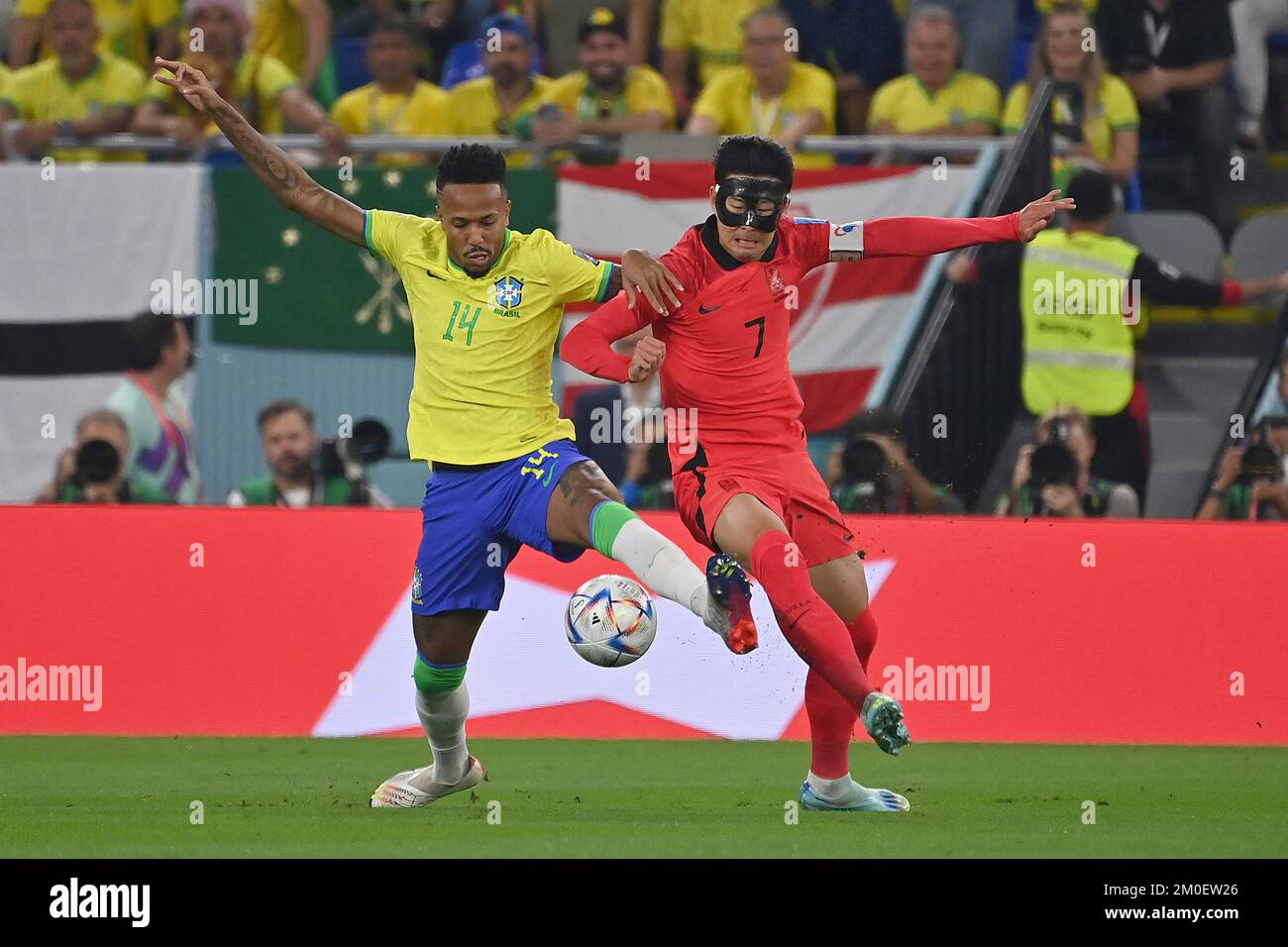 EDER MILITAO (BRA), action, duels versus SON Heungmin (KOR). Round of 16, Round of Sixteen, Game 54, Brazil (BRA) - South Korea (KOR) on December 5th, 2022, Stadium 974 Football World Cup 20122 in Qatar from November 20th. - 18.12.2022 ? Stock Photo