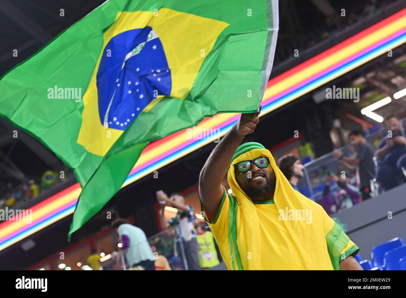 Brazilian fan, football fan waving flag, flag. Round of 16, Round of Sixteen, Game 54, Brazil (BRA) - South Korea (KOR) on December 5th, 2022, Stadium 974 Football World Cup 20122 in Qatar from November 20th. - 18.12.2022 ? Stock Photo