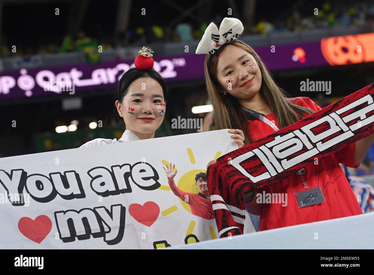 two female korean fans, soccer fans, women. Round of 16, Round of Sixteen, Game 54, Brazil (BRA) - South Korea (KOR) on December 5th, 2022, Stadium 974 Football World Cup 20122 in Qatar from November 20th. - 18.12.2022 ? Stock Photo