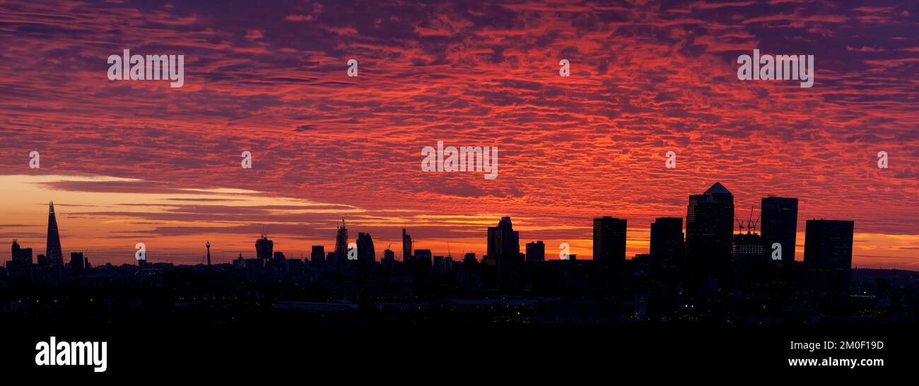 Canary wharf silhouette sunset hi-res stock photography and images - Alamy