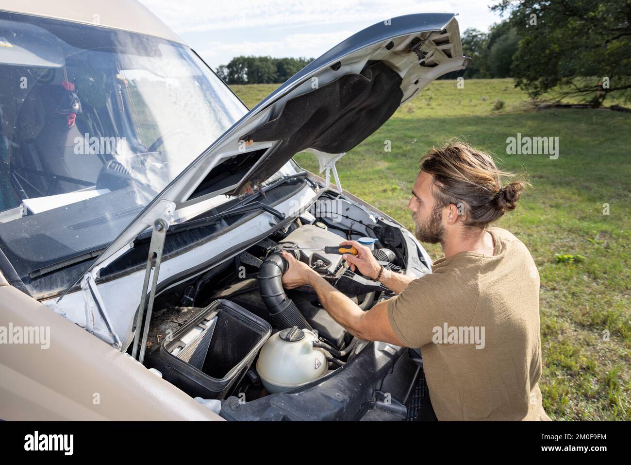 Car fix hi-res stock photography and images - Alamy