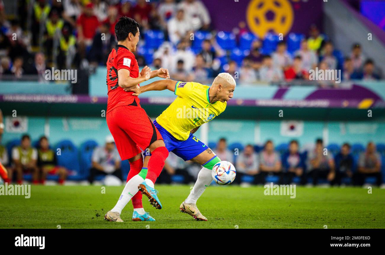 Doha, Qatar. 5th Dec, 2022.  Richarlison (Brasilien), Young-gwon Kim (Korea) Brazil - Korea Republic Brasilien - Südkorea World Cup 2022 in Qatar 05.1 Stock Photo