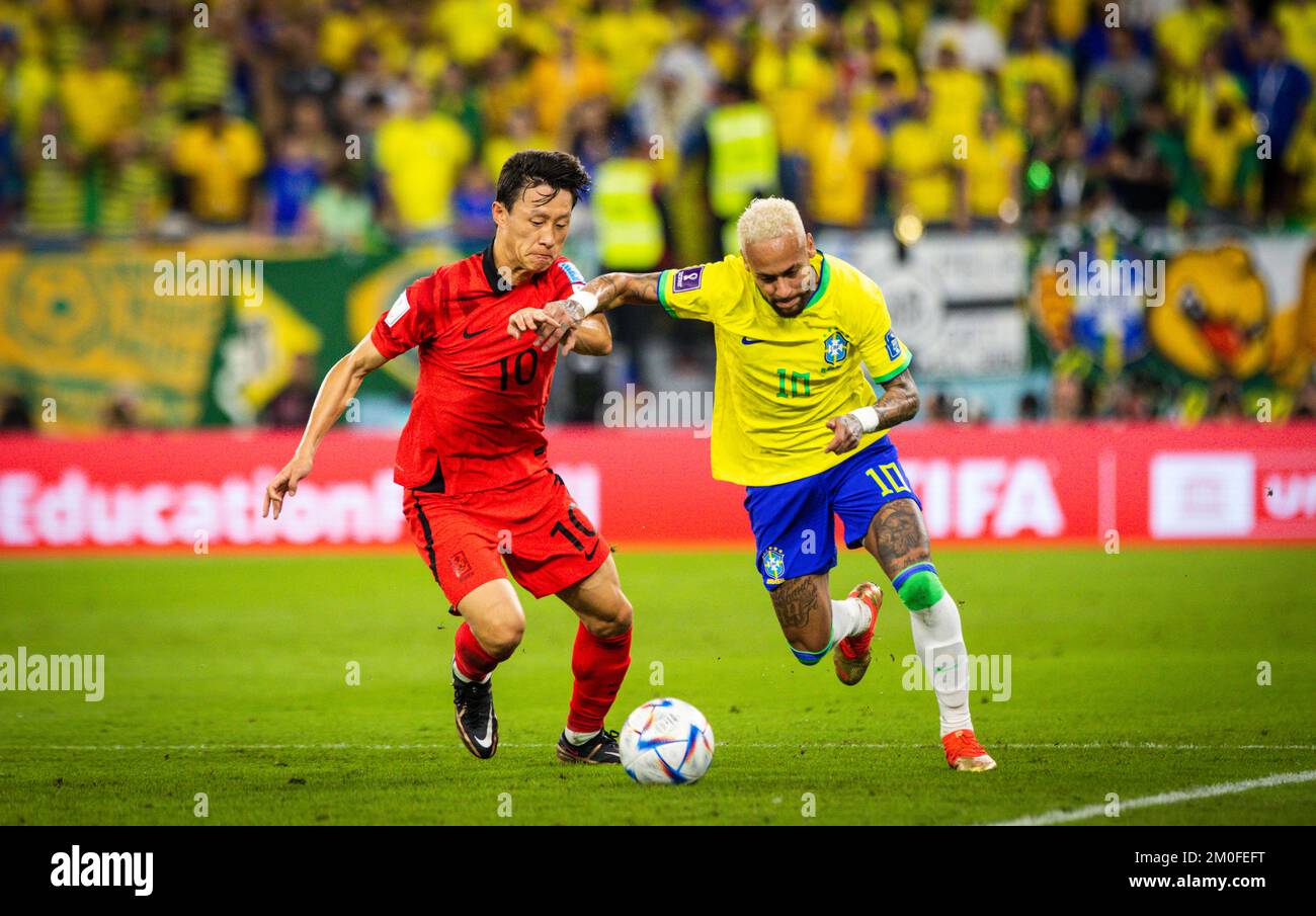 Doha, Qatar. 5th Dec, 2022.  Neymar (Brasilien), Jae-sung Lee (Korea) Brazil - Korea Republic Brasilien - Südkorea World Cup 2022 in Qatar 05.12.2022 Stock Photo