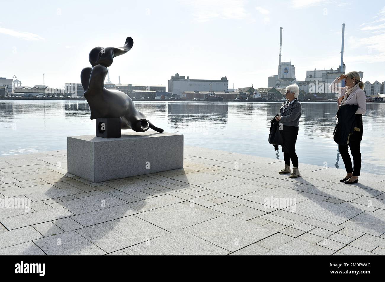 Prins Henrik bag ny skulptur pÃ¥ havnefronten i Aarhus. Prinsen har lavet den 1,80 meter hÃ¸je skulptur pÃ¥ bestilling af rÃ¸merfondet, der blandt andet arbejder for forskÃ¸nnelse af Aarhus by. Formanden Allan Aagaard hÃ¥ber at skulpturen kan blive Aarhus svar pÃ¥ 'Den lille Havfrue'. /ritzau/Ernst van Norde --- The 1,80 m bronze sculpture â€œSireneâ€, made by Danish Prince Henrik, was unveiled September 19, 2017 in Aarhus, Denmark. The Royal Court announced September 6 that Prince Henrik, the Prince consort, has been diagnosed as suffering from dementia. The official communiquÃ© was as follo Stock Photo