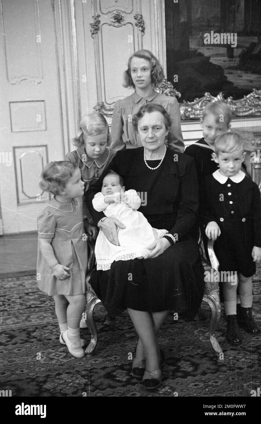DATE UNKNOWN: Princess Elisabeth (centre, behind), Princess Margrethe, Prince Ingolf, Prince Christian, Princess Benedikte and Princess Anne-Marie at the lap of Queen Alexandrine on date unknown Stock Photo