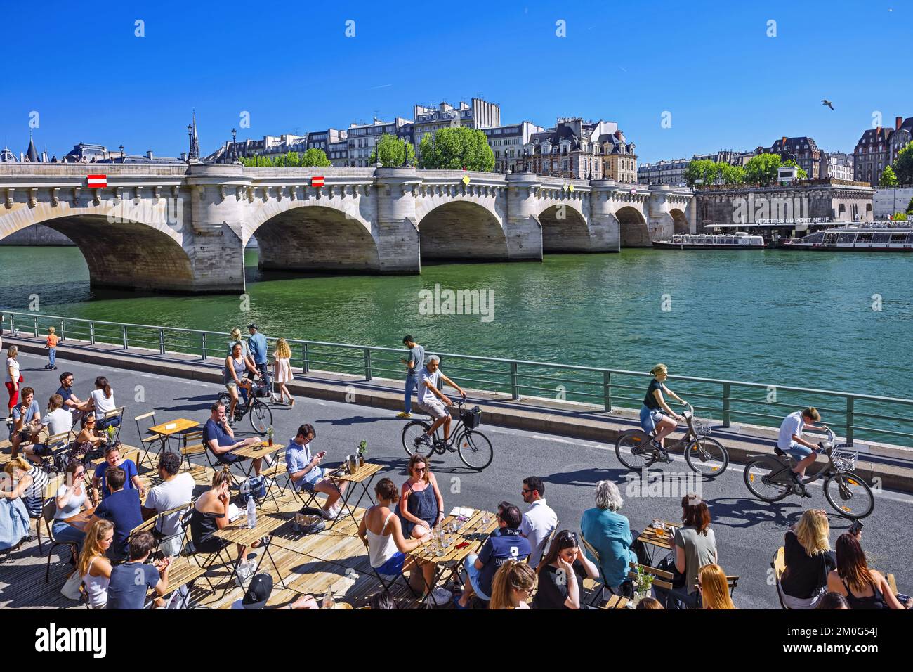 France. Paris (75) Paris-Plage. Improvised terrace on the Voie Georges Pompidou facing the Pont Neuf Stock Photo