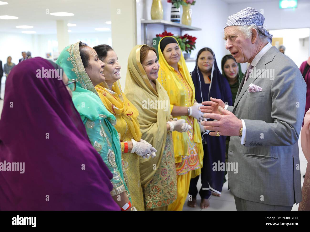 King Charles III speaks to volunteers and learns about the programmes they deliver for the local community during a visit to the newly built Guru Nanak Gurdwara in Luton, to meet volunteers and learn about the programmes they deliver for the local community. Picture date: Tuesday December 6, 2022. Stock Photo