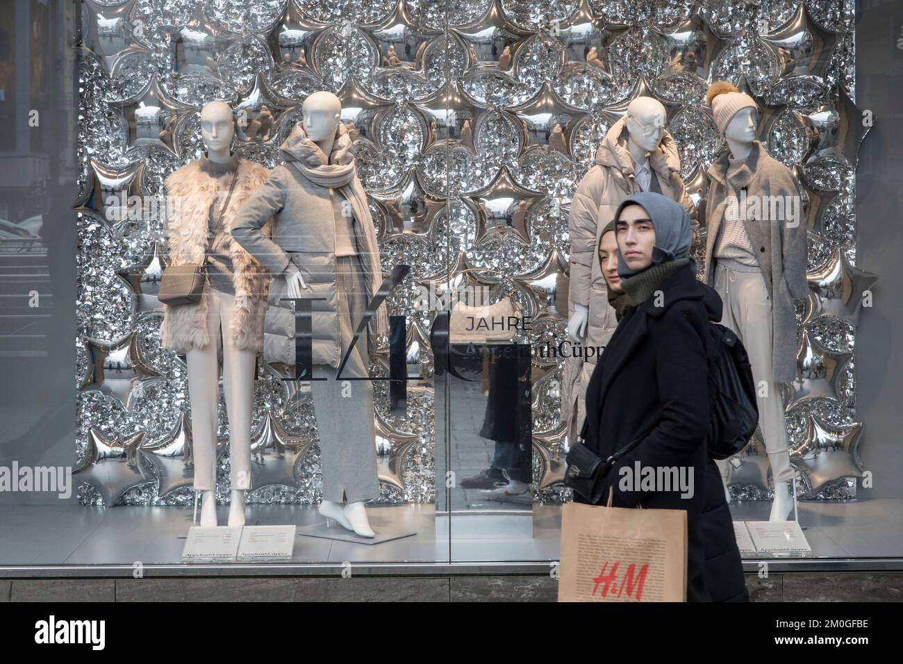 display mannequins of the AppelrathCuepper fashion store on shopping street Schildergasse, passers-by, Cologne, Germany. Schaufensterpuppen des Modege Stock Photo