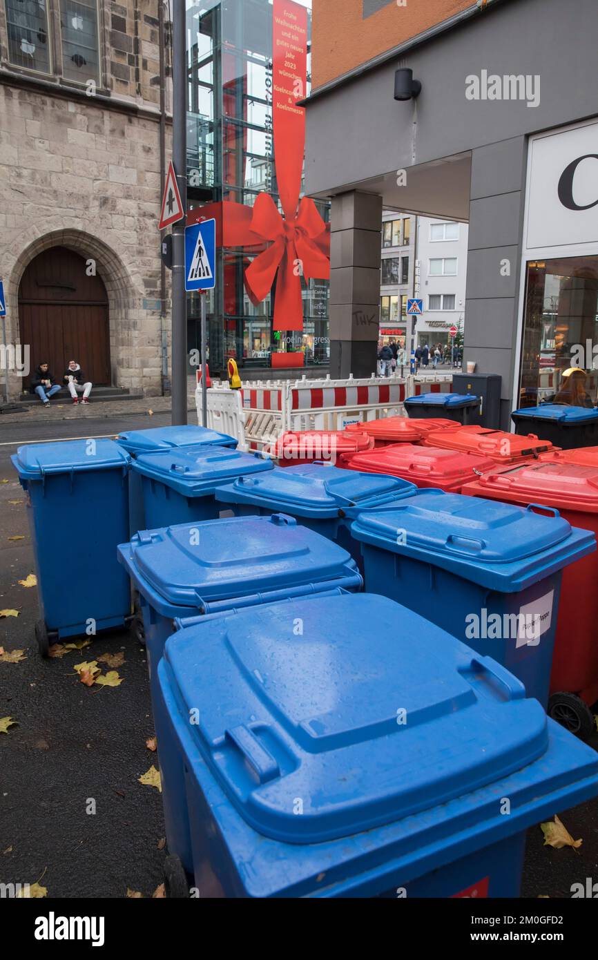 Rote Mülleimer Und Farbige Müllsäcke Werden Zur Aufbewahrung