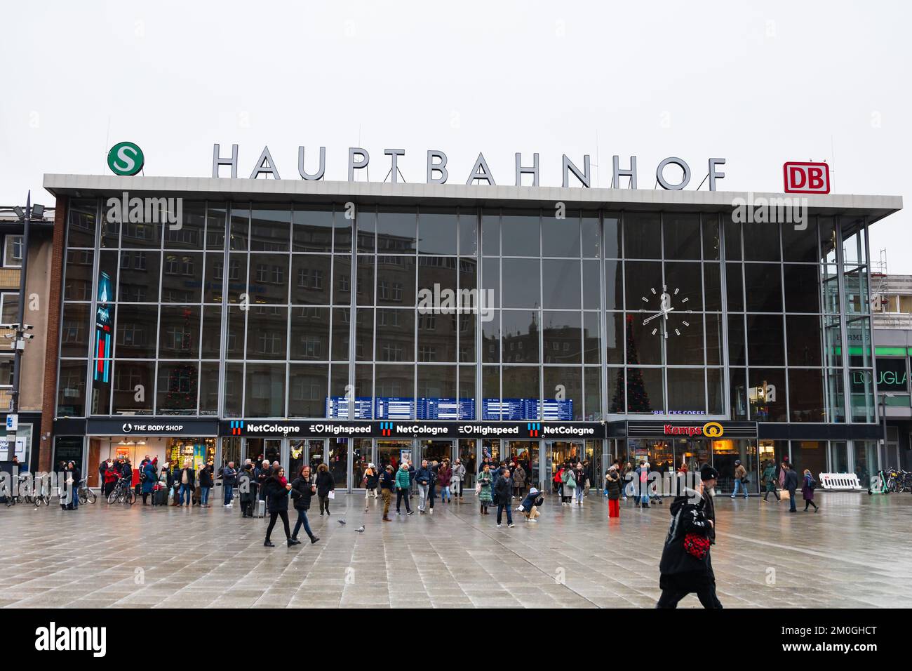 Hauptbahnhof, Central railway station with passengers, koln Cologne, North Rhine Westfalia, West Germany. Stock Photo