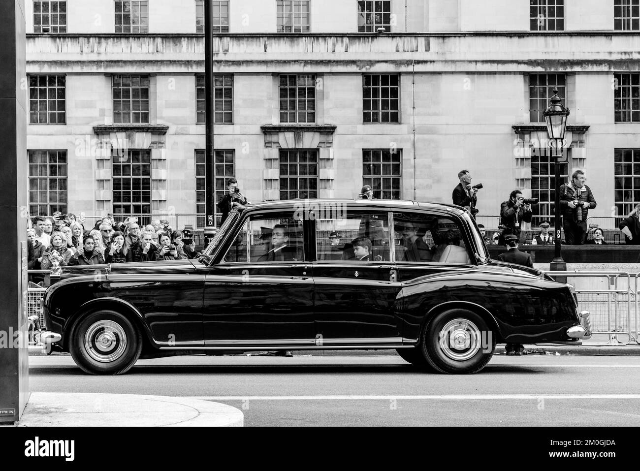 The Royal Car With The Princess of Wales and Prince George Follows The Coffin Of Queen Elizabeth II As The Funeral Procession Travels Up Whitehall, Lo Stock Photo