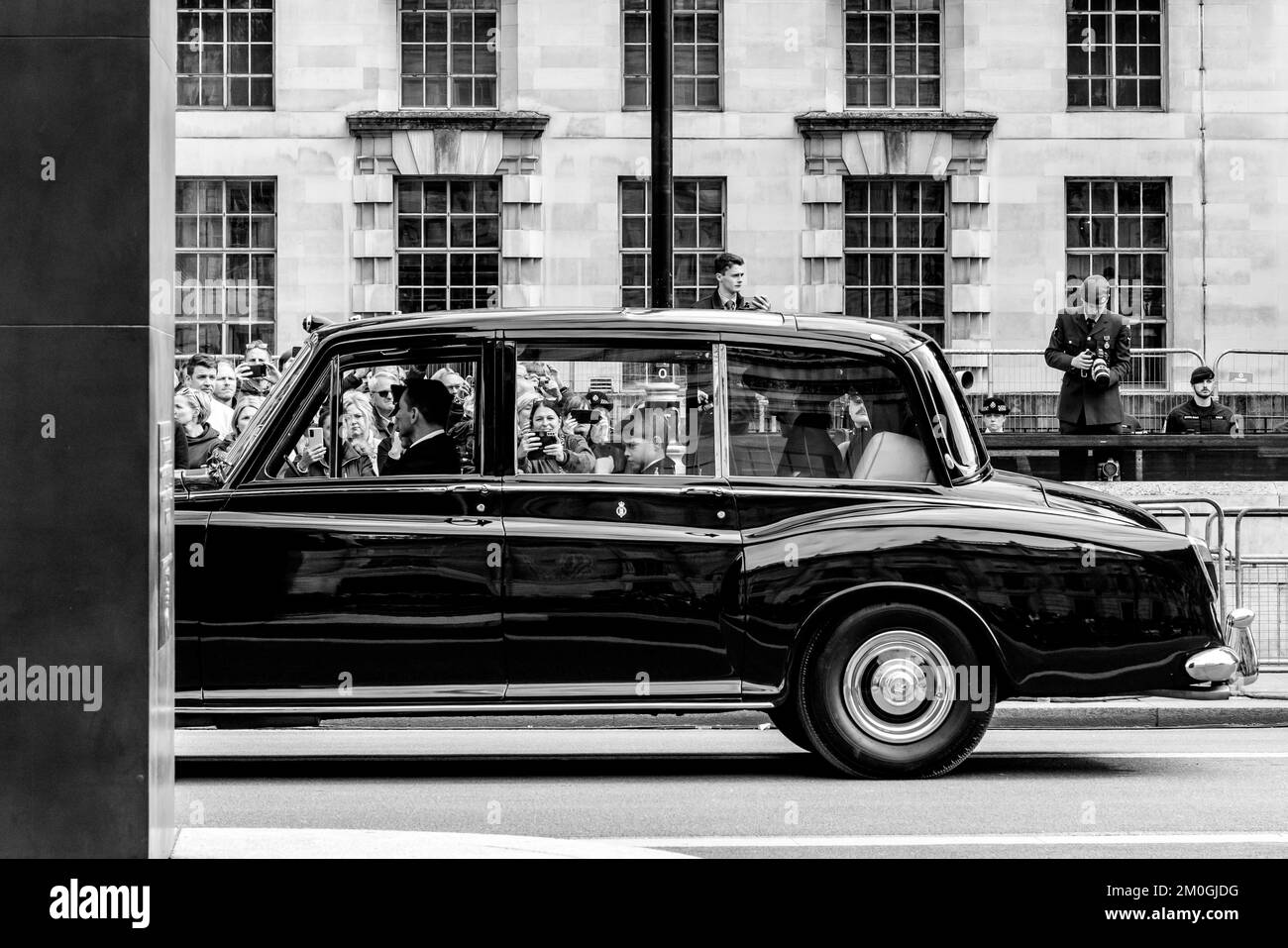 The Royal Car With The Princess of Wales and Prince George Follows The Coffin Of Queen Elizabeth II As The Funeral Procession Travels Up Whitehall, Lo Stock Photo