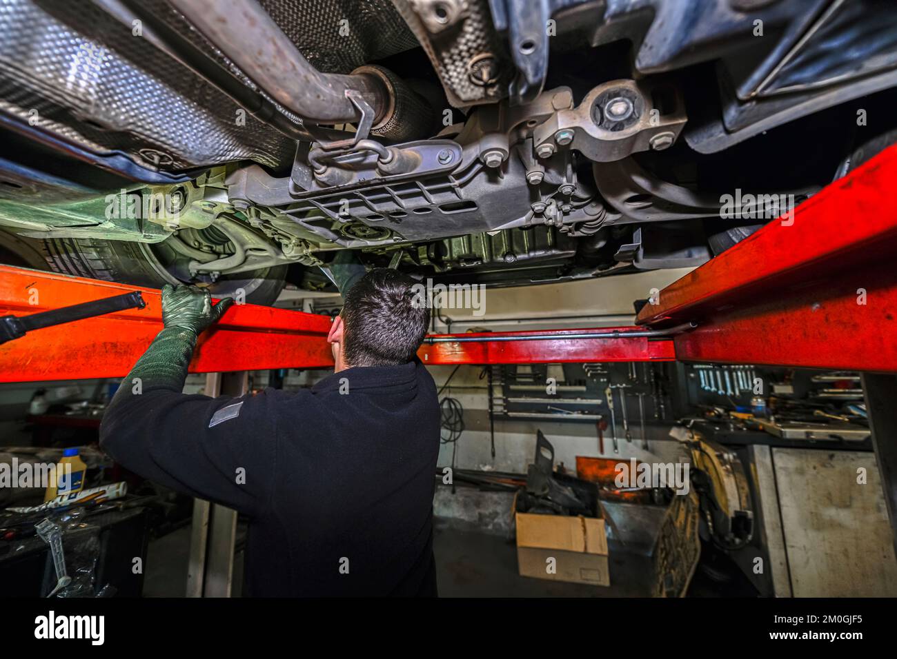 Hands of a mechanic removing the clutch disc from a vehicle Stock Photo
