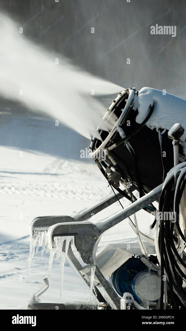 Snow making machine working at Loon Mountain ski area one week before the resort opens for the 2022/23 ski season.  Loon Mountain Ski area, Lincoln, New Hampshire, USA. Stock Photo
