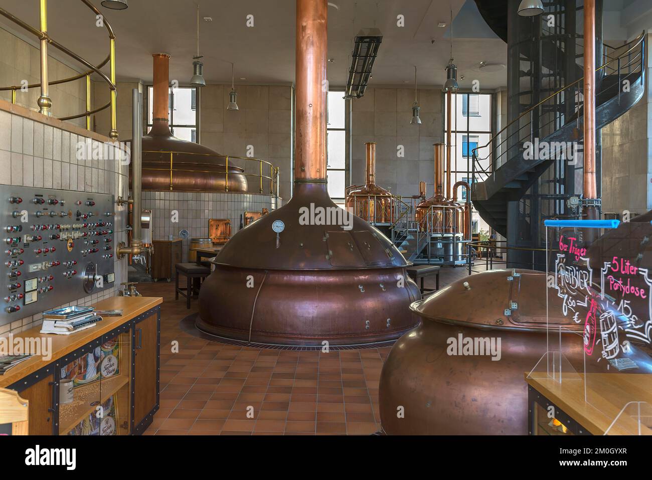 https://c8.alamy.com/comp/2M0GYXR/brew-kettle-of-a-brewery-bavaria-germany-europe-2M0GYXR.jpg