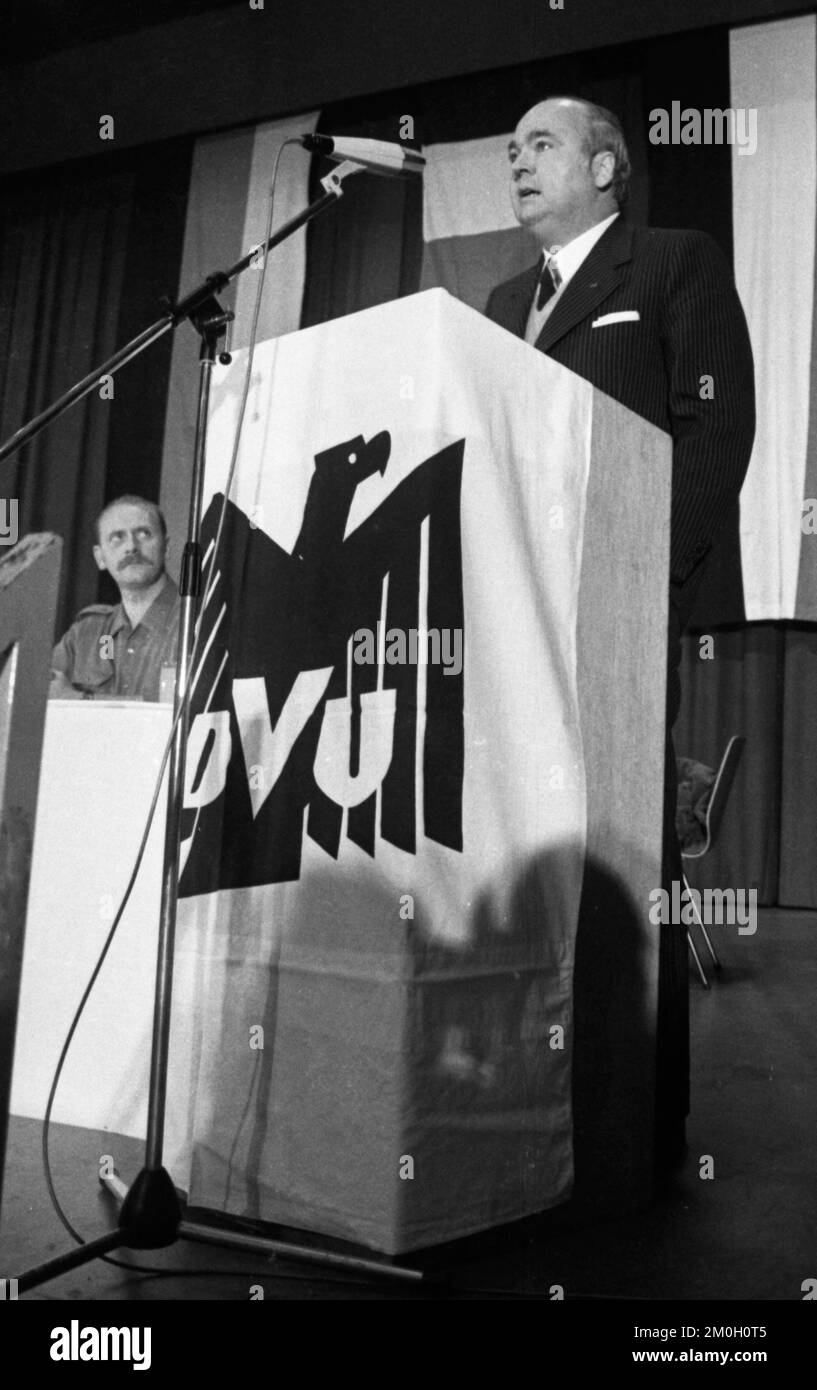 Members and supporters of the extreme right-wing German People's Union (DVU) under Gerhard Frey met for a hero's memorial service, accompanied by prot Stock Photo