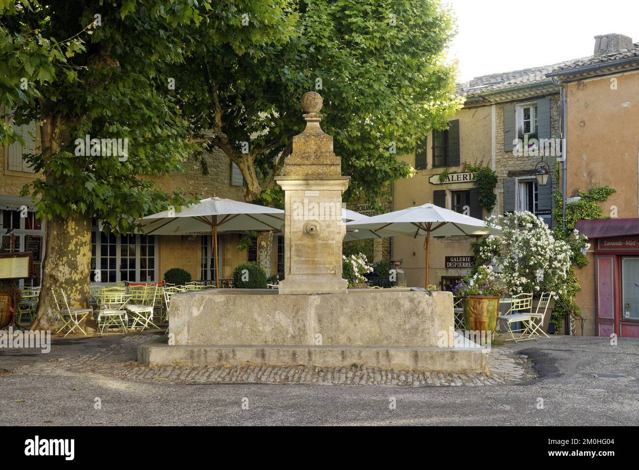 France, Vaucluse, regional natural reserve of Luberon (parc naturel regional du Luberon) , Gordes, certified the Most beautiful Villages of France (Les Plus Beaux Villages de France), Place du Chateau (Castle square) Stock Photo