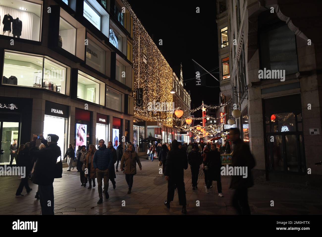 Copenhagen/Denmark/06 December 2022/ Christmas shoppers and visitors ...