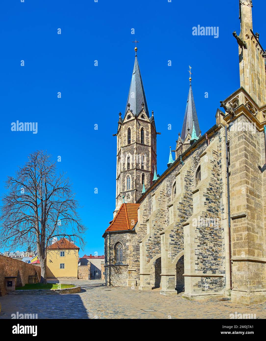 The old stone courtyard of Gothic St Bartholomew Church, Kolin, Czech Republic Stock Photo