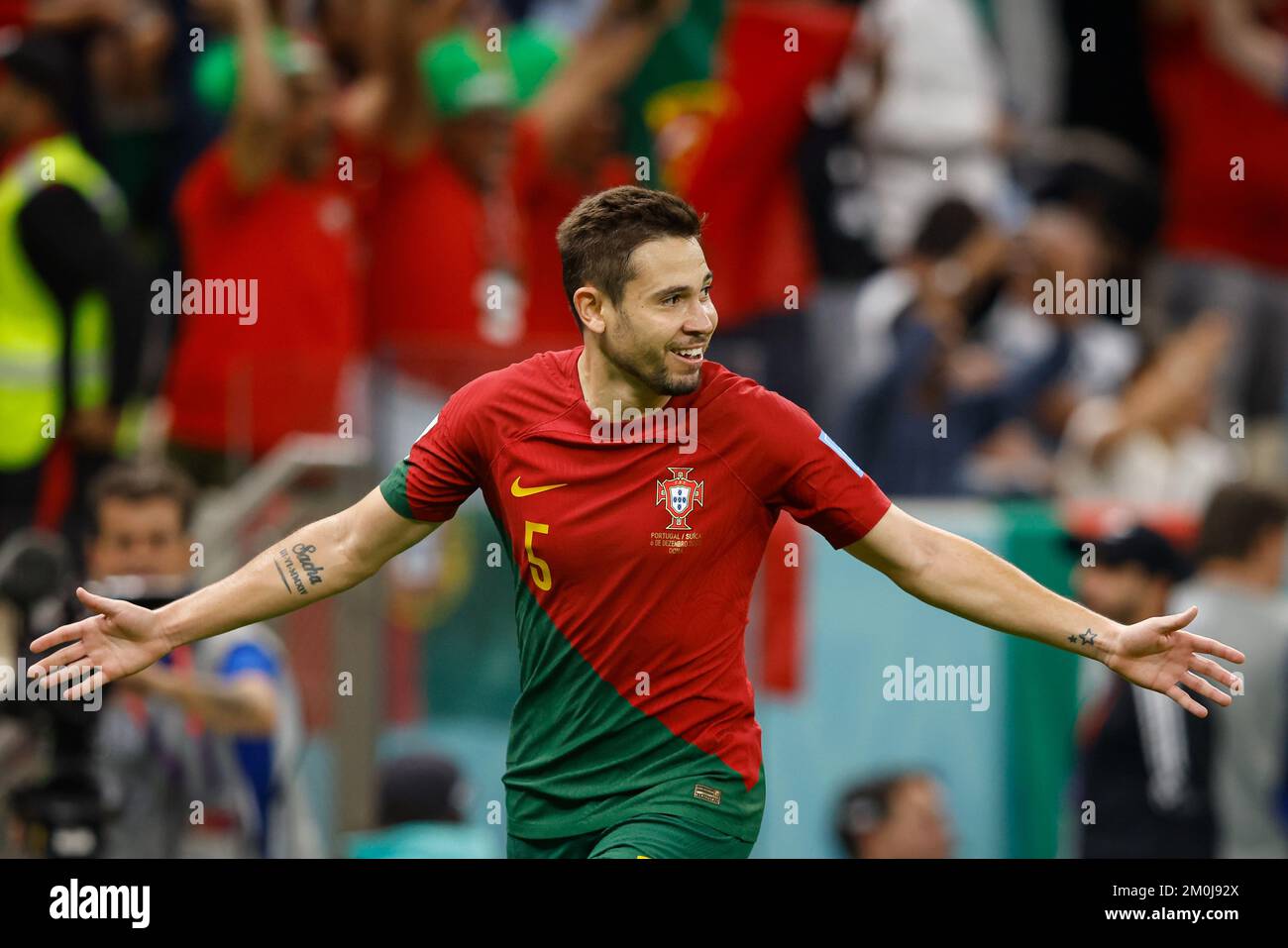 Lusail, Catar. 06th Dec, 2022. RAPHAEL GUERREIRO of Portugal celebrates his goal during a match between Portugal vs Su? a, valid for the Round of 16 of the World Cup, held at the Lusail National Stadium in Lusail, Qatar. Credit: Rodolfo Buhrer/La Imagem/FotoArena/Alamy Live News Stock Photo