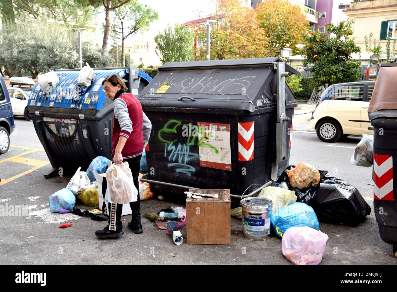 Roma, immondizia nelle strade del Pigneto Stock Photo