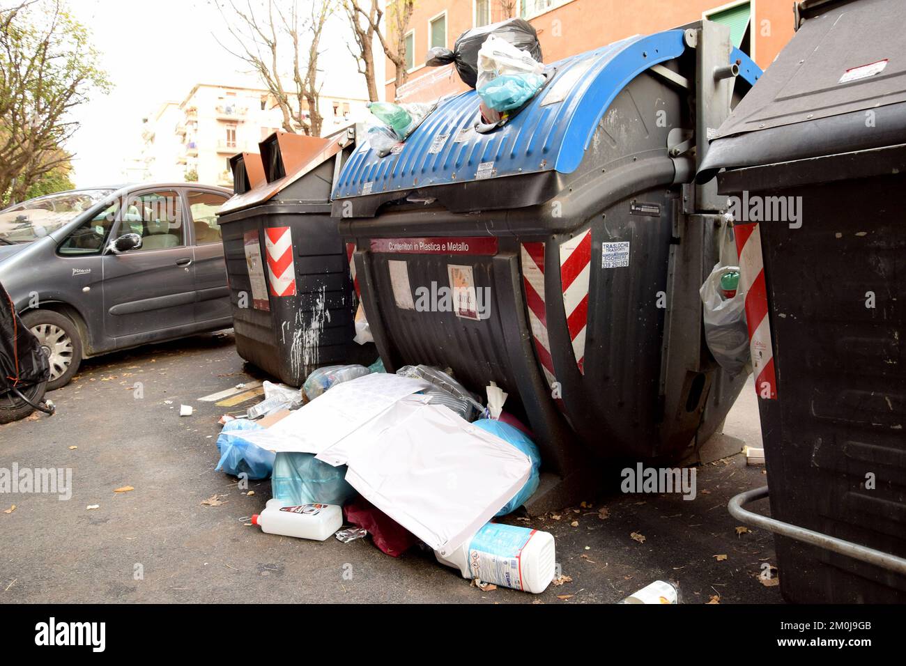 Roma, immondizia nelle strade del Pigneto Stock Photo