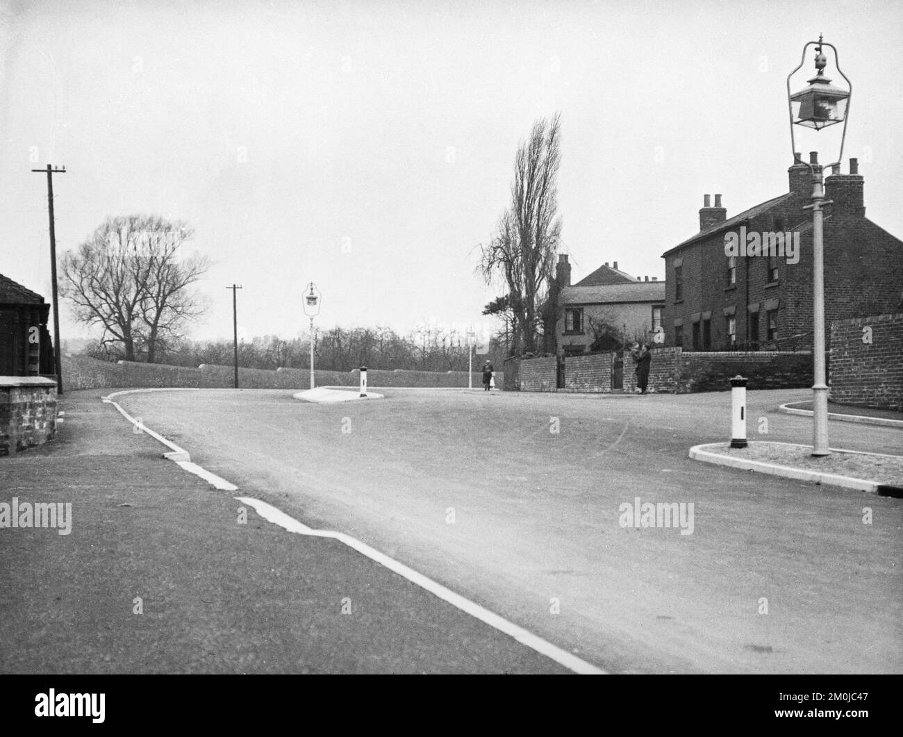 Early 20th century black and white photograph showing Nottingham Road in Codnor, Derbyshire, England, with old houses and new road at the end of Daykin's Row. Stock Photo