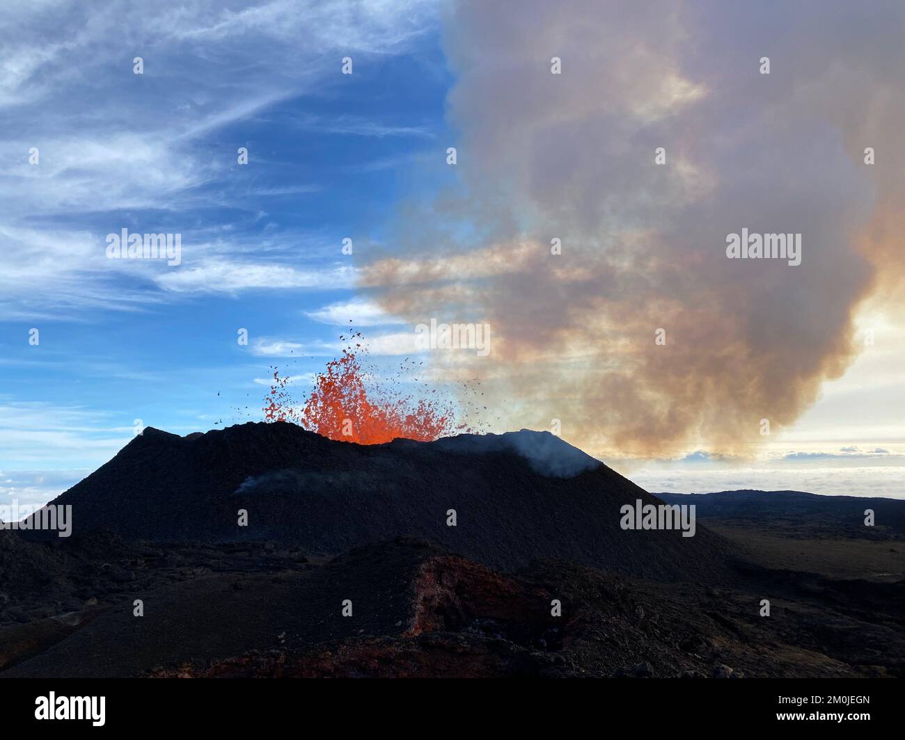Mauna Loa, Hawaii, USA. 4th Dec, 2022. View of fissure 3 erupting high ...
