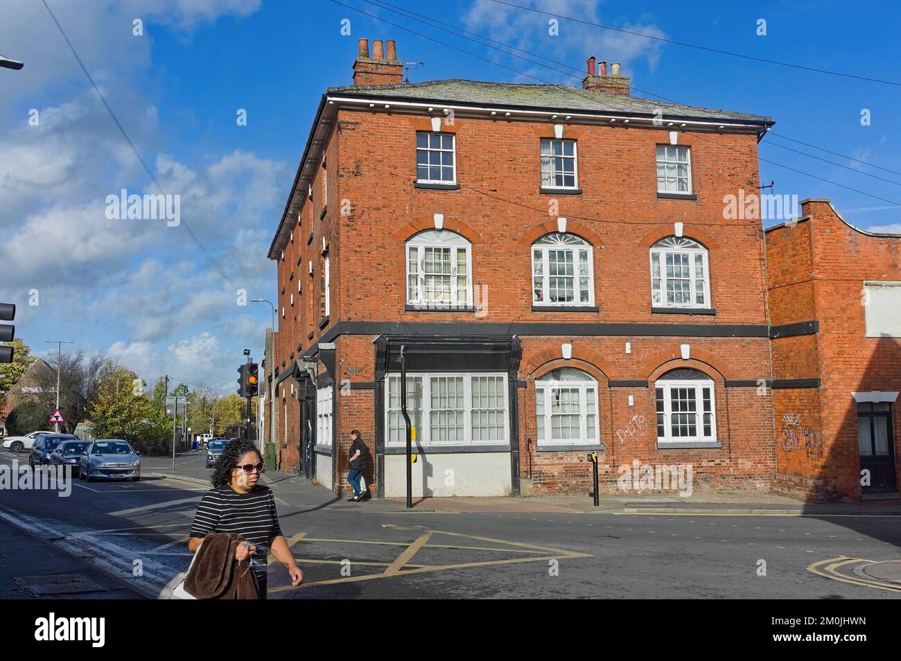 The old apartment building at the sluice bridge junction of Norfolk street Stock Photo