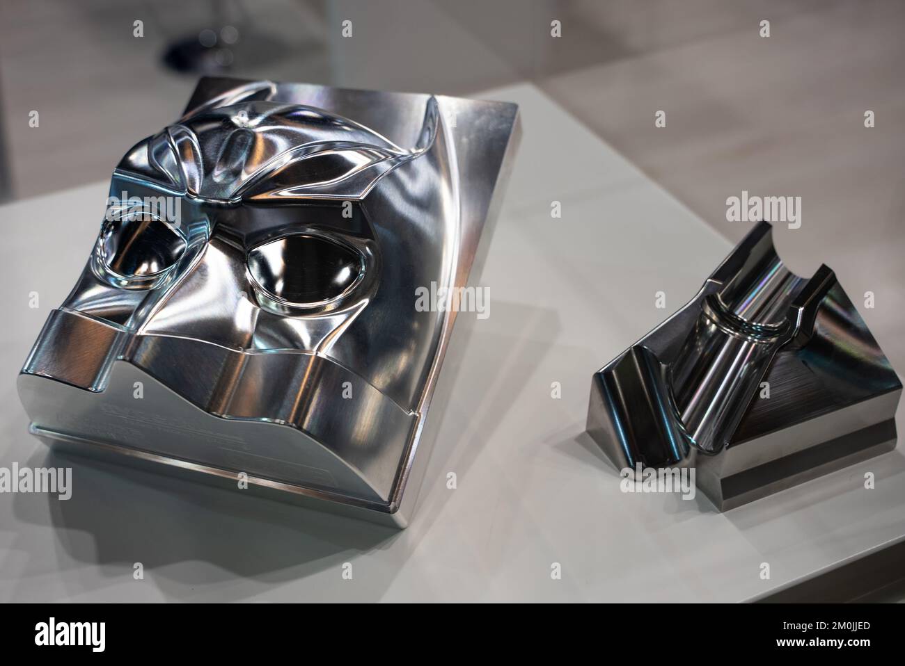 Mold processing on a milling machine. Milling of a test piece on a cna
