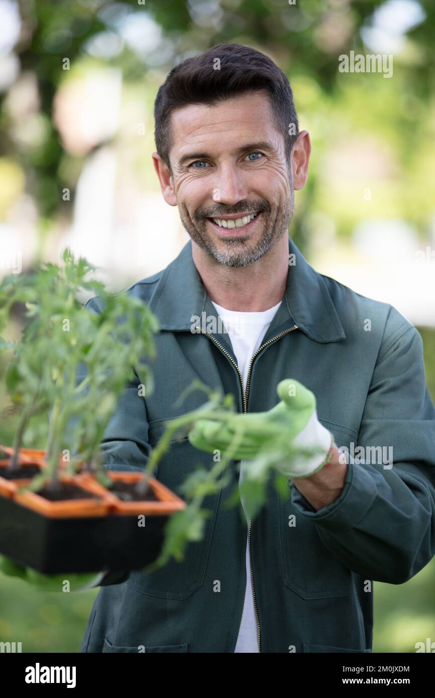 Man working in garden center hi-res stock photography and images - Alamy
