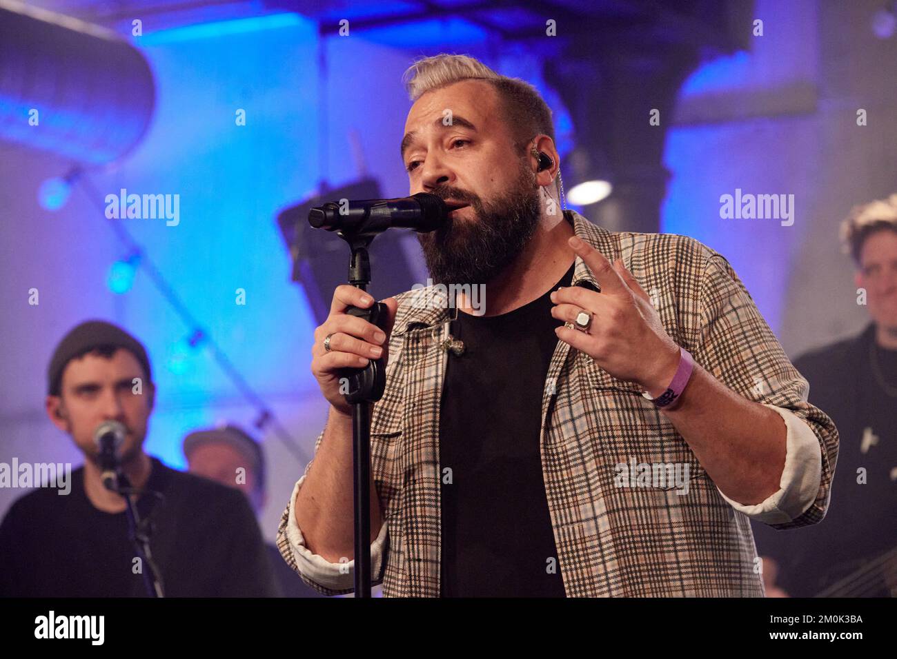 Hamburg, Germany. 06th Dec, 2022. Laith Al-Deen performs during the X-Mas Special of the initiative 'All Hands On Deck', a live fundraising concert of artists from different genres of the German music scene, on stage at the restaurant 'Bullerei'. Credit: Georg Wendt/dpa/Alamy Live News Stock Photo