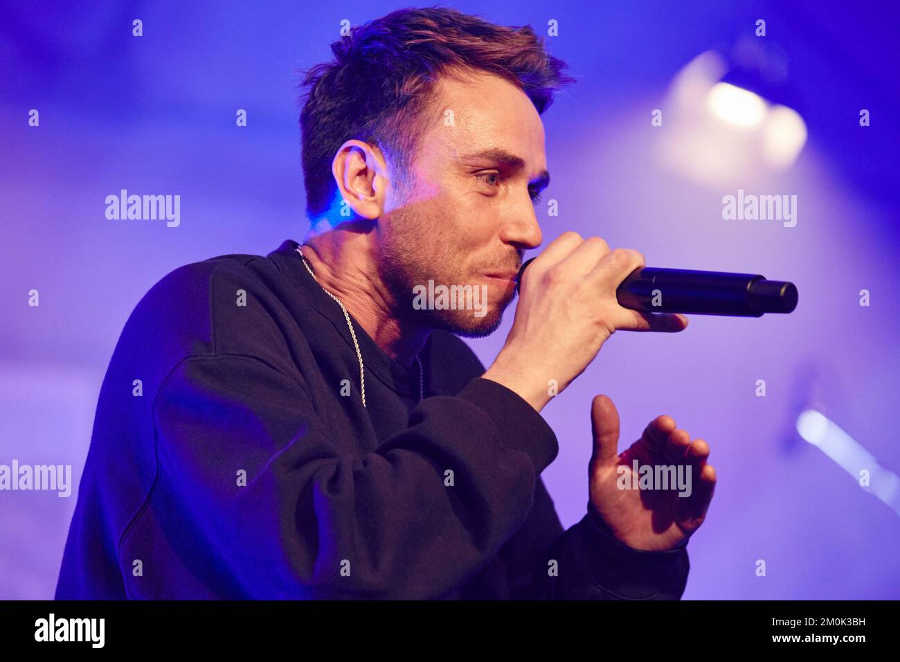 Hamburg, Germany. 07th Dec, 2022. Clueso performs during the X-Mas Special of the initiative 'All Hands On Deck', a live fundraising concert of artists from different genres of the German music scene, on stage at the restaurant 'Bullerei'. Credit: Georg Wendt/dpa/Alamy Live News Stock Photo