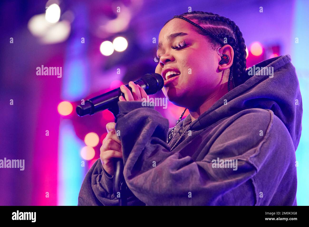 Hamburg, Germany. 06th Dec, 2022. Zoe Wees performs during the X-Mas Special of the initiative 'All Hands On Deck', a live fundraising concert of artists from different genres of the German music scene, on stage at the restaurant 'Bullerei'. Credit: Georg Wendt/dpa/Alamy Live News Stock Photo